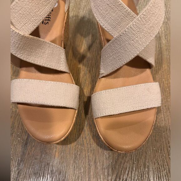 Cliffs by white mountain wedges/ sandals - Picture 2 of 7